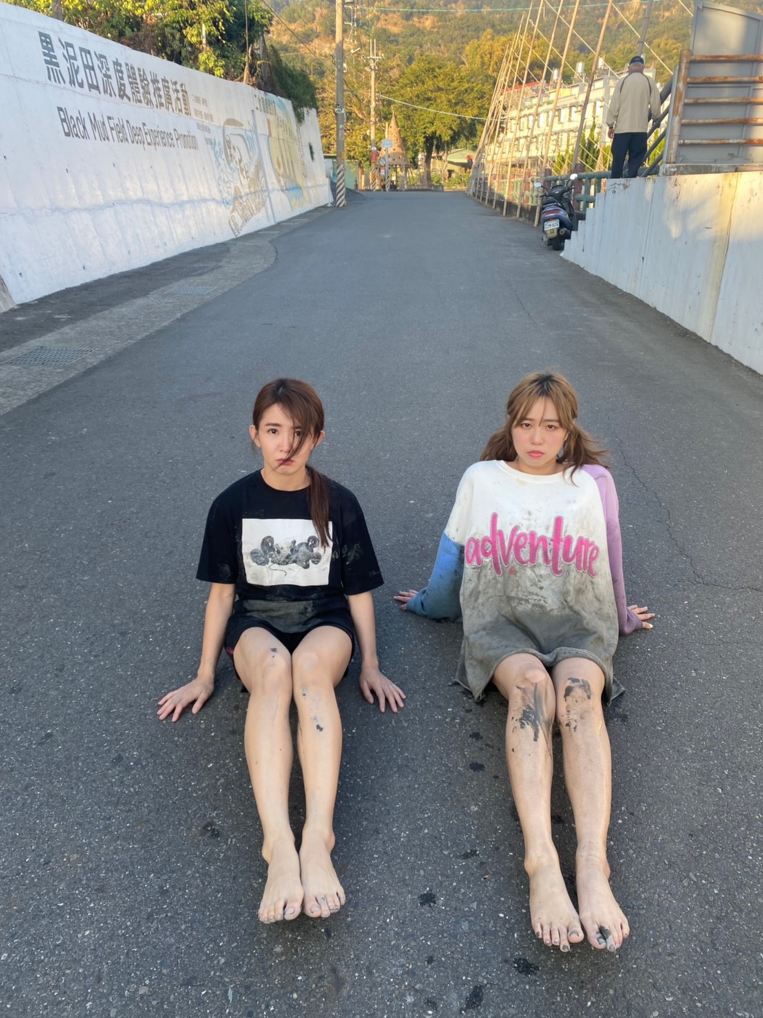 郭書瑤、茵聲在黑泥田裡拔河PK。(圖/衛視中文台提供)