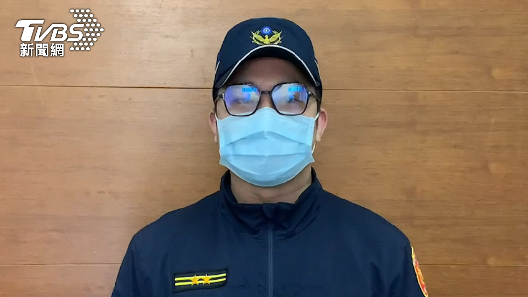 大園分局草漯派出所所長汪冠宇說明案情。（圖／消防提供）