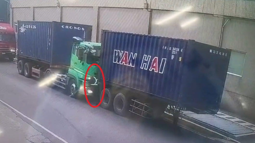 螳臂擋車!貨櫃車司機忘拉手煞車 竟用肉身阻車遭夾