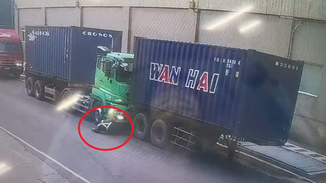 趙男慘遭兩貨櫃車夾擊倒地。（圖／翻攝自記者爆料網）
