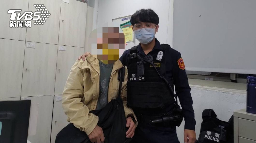 轄區員警趕緊去勸阻男子。（圖／TVBS）