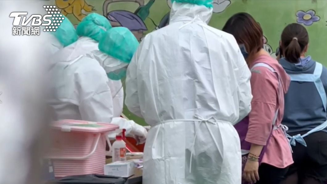衛生人員到鳳山某一幼兒園進行採檢。(圖/TVBS)