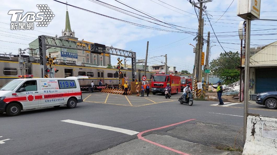 快訊／台南行人闖越平交道　遭區間車撞擊慘死