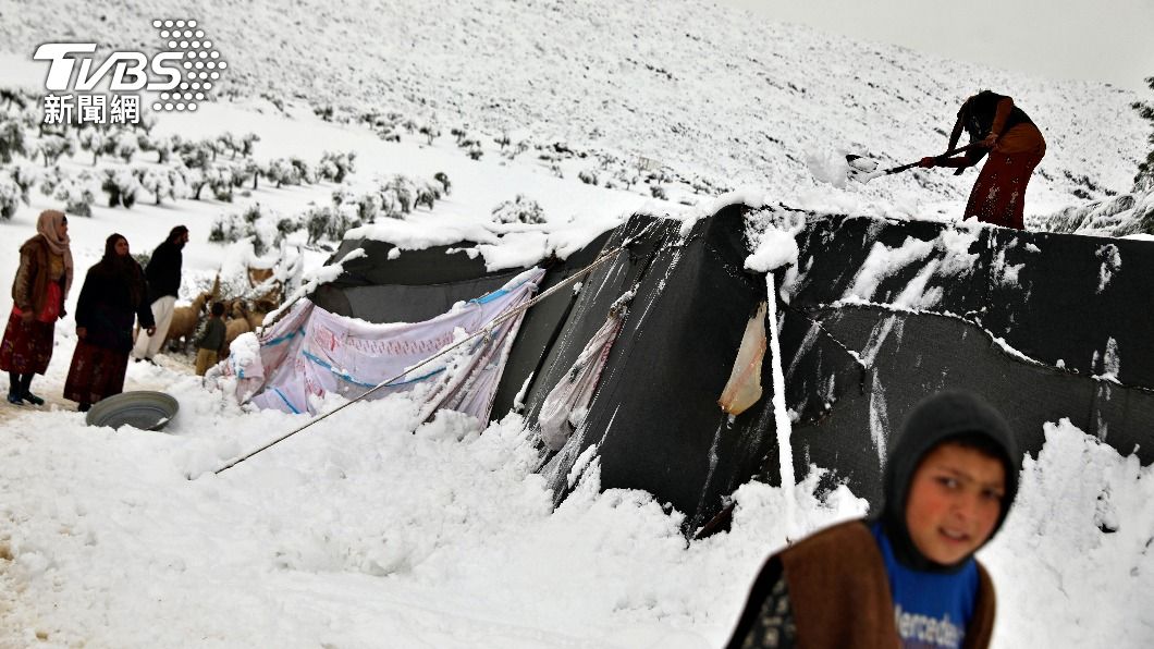 敘利亞臨40年來最冷暴雪!難民帳篷被雪壓垮 3童死亡