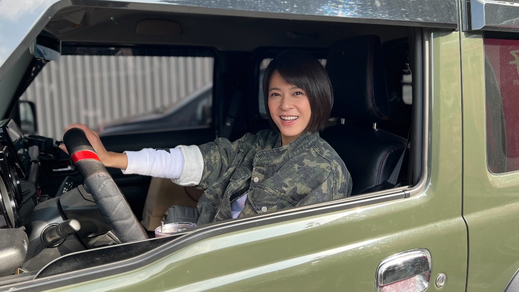 蘇晏霈上演搶車位戲碼。(圖/民視提供)