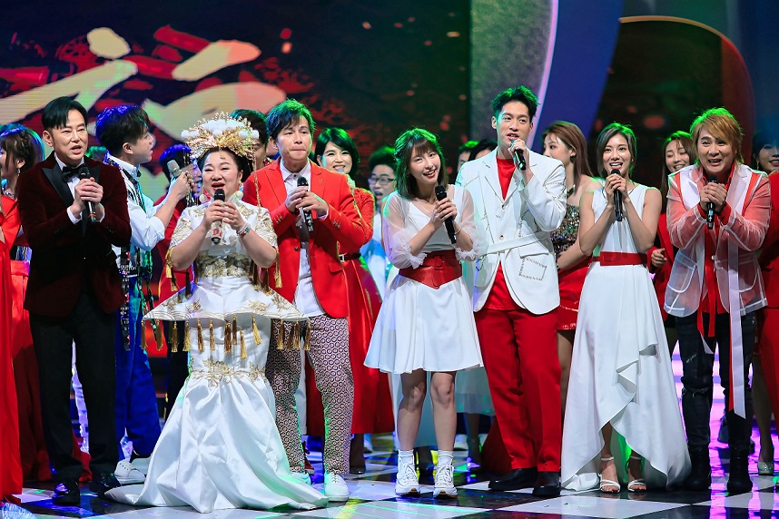 主持群紅白配亮眼服裝登場。(圖/中視提供)