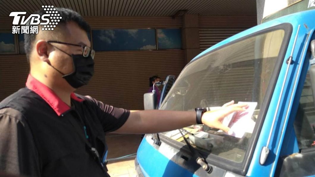 貨車占用停車格做生意,天天被開罰單。(圖/彰化分署提供)