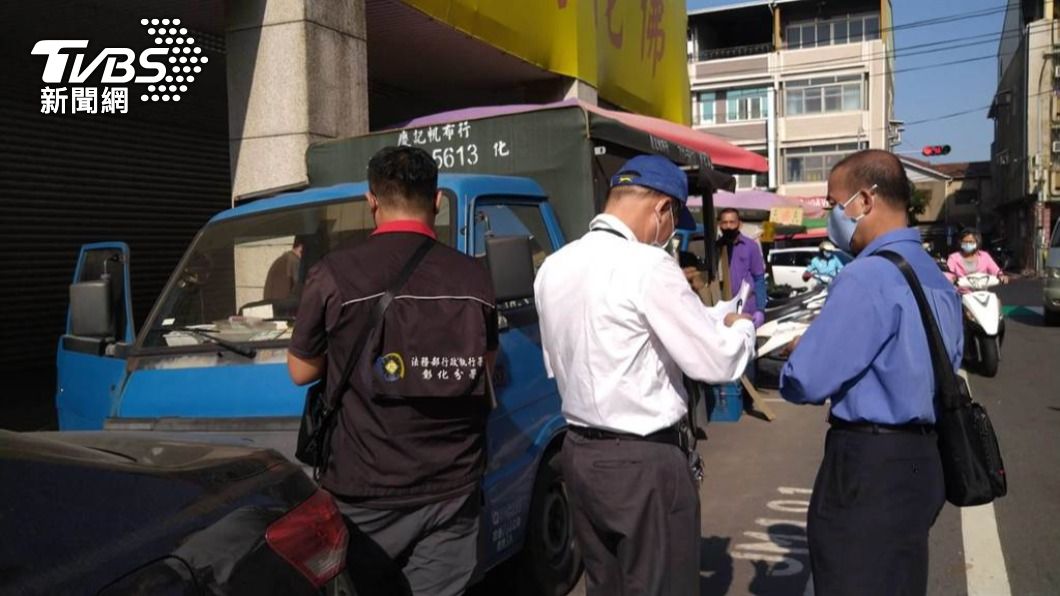 彰化分署派員至現場執行查扣詹男欠稅車輛。(圖/彰化分署提供)