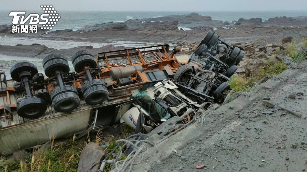 台2線貨櫃車「翻落墜海」駕駛傷 疑天雨路滑釀禍