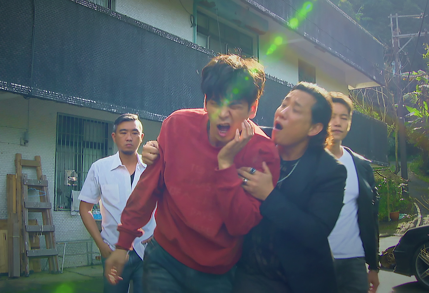 楊子儀在劇中被阿龐飾演的黑道老大痛毆。（圖／三立提供）