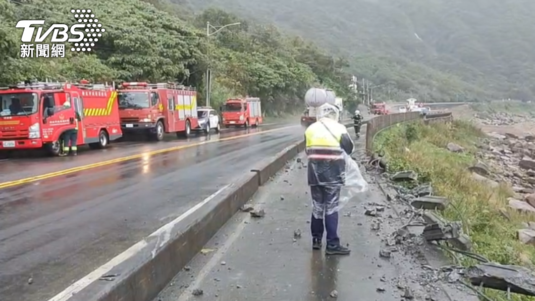 貨櫃車翻覆墜海,警消到場救援。(圖/警方提供)