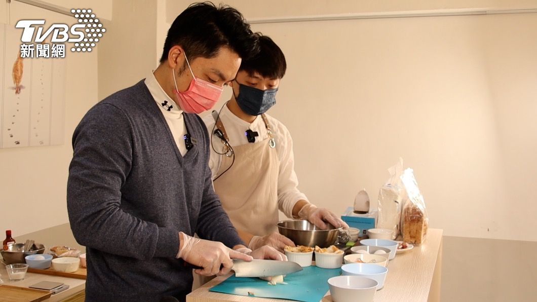 蔣萬安展現切菜技術。(圖/TVBS資料畫面)