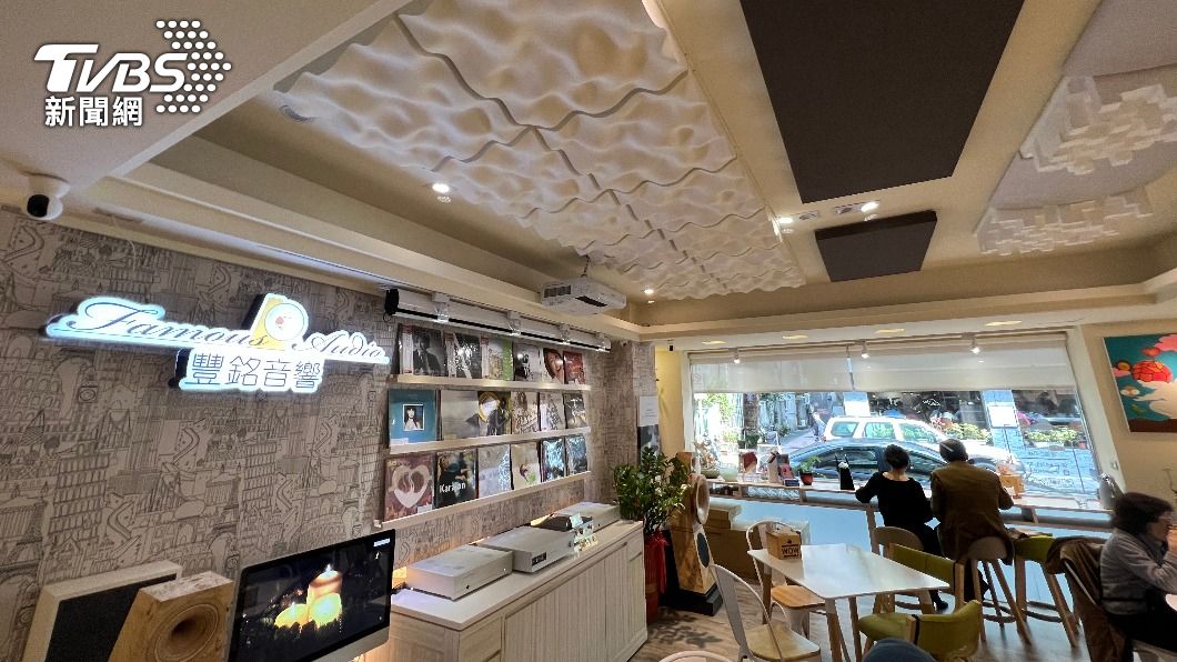 民生社區這間甜品店,老闆相當講究,裝設了吸音、隔音棉,讓整間店的聲音不會過度嘈雜。(圖/TVBS)