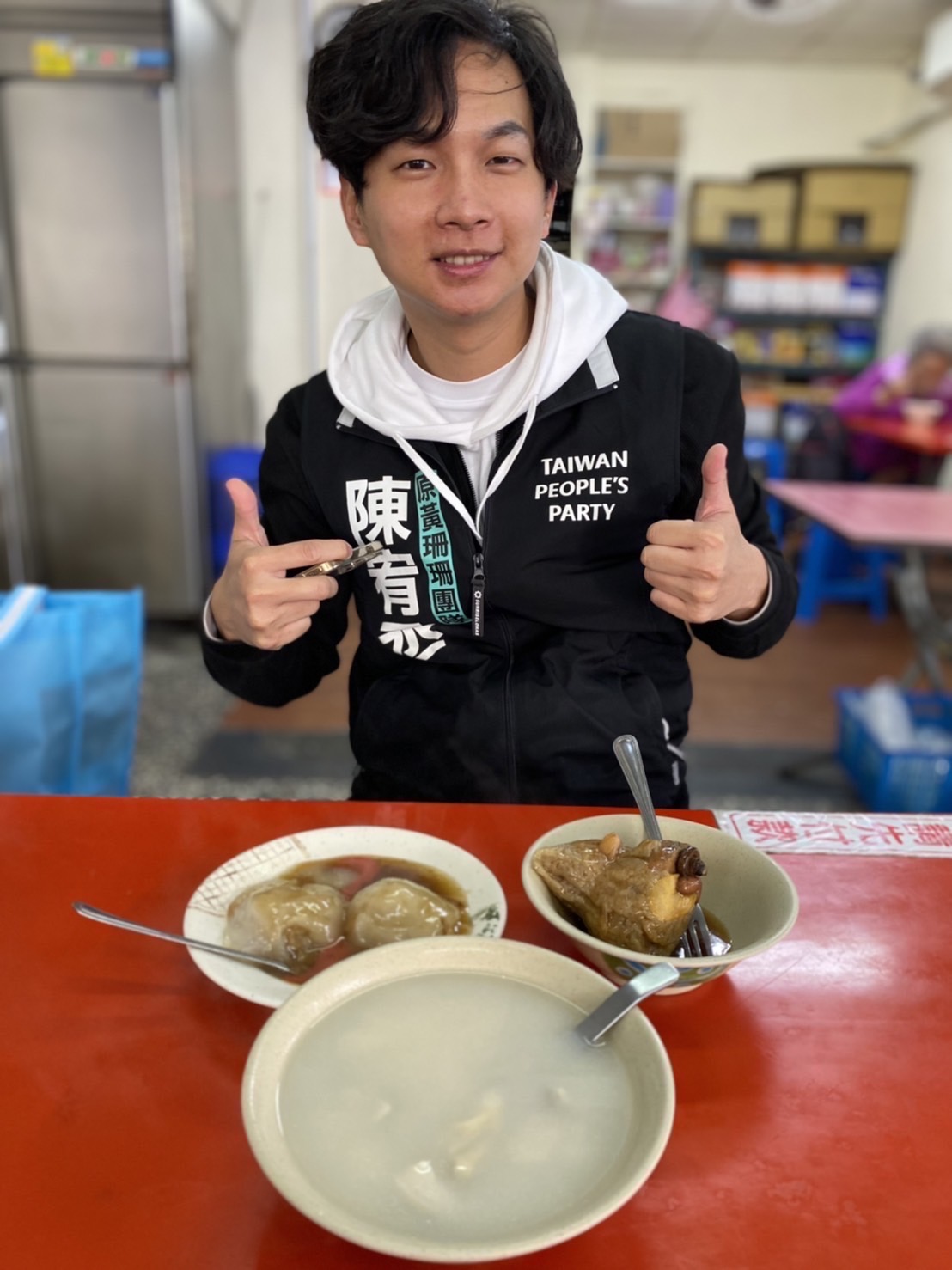 陳宥丞推薦在內湖737當中的清蒸肉圓。(圖/TVBS)