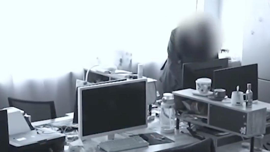 公司員工找出監視器畫面,發現竊賊是老闆。(圖/翻攝自微博)