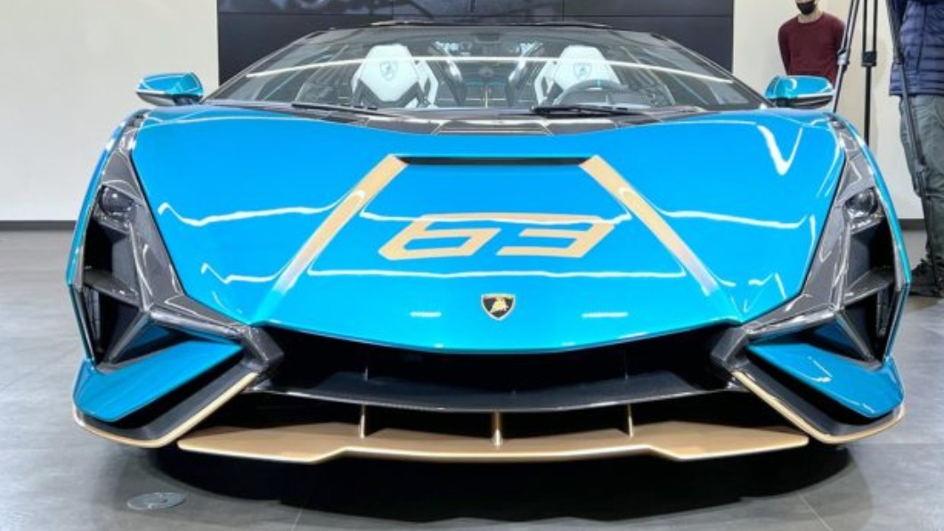 Sián Roadster的外型由Terzo Millennio概念車演化而來,從車頭偌大的Y型日行燈可見一斑。(攝影/汪廷諤)