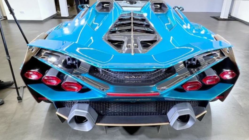從這角度看 Sián Roadster ,包含它背上的V狀折線、三橫列尾燈與排氣管位置,都在向經典Countach跑車致敬。(攝影/汪廷諤)