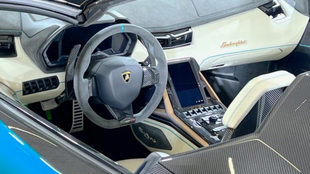 車艙經客製後,以乳白色真皮、Alcantara麂皮,並搭配與車色呼應的藍色縫線。另外,出風口等部分還用上並3D列印技術打造。(攝影/汪廷諤)