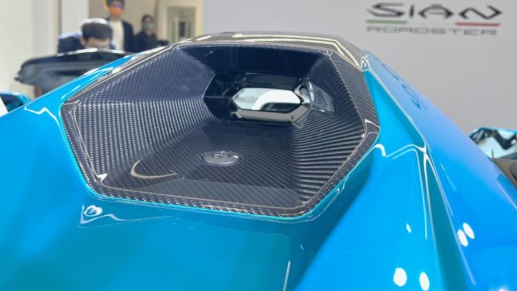座椅頭枕後方的防滾架整合了空氣力學導流設計,造型堪稱車壇最美設計之一。(攝影/汪廷諤)