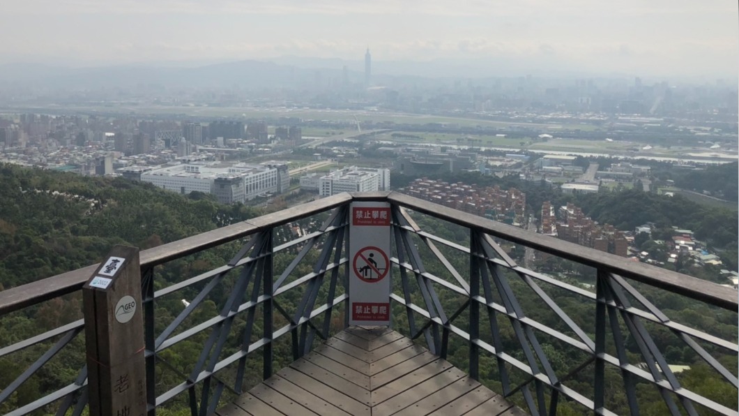 劍潭山步道走約40分鐘,約莫走40分鐘,就能到達能眺望市景的「老地方觀景台」,遠眺台北市景。(圖/台北市觀光傳播局提供)