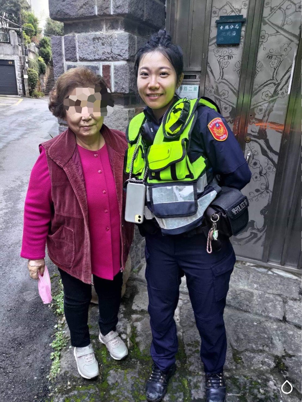 日籍阿嬤在女警的協助下成功返家。(圖/TVBS)
