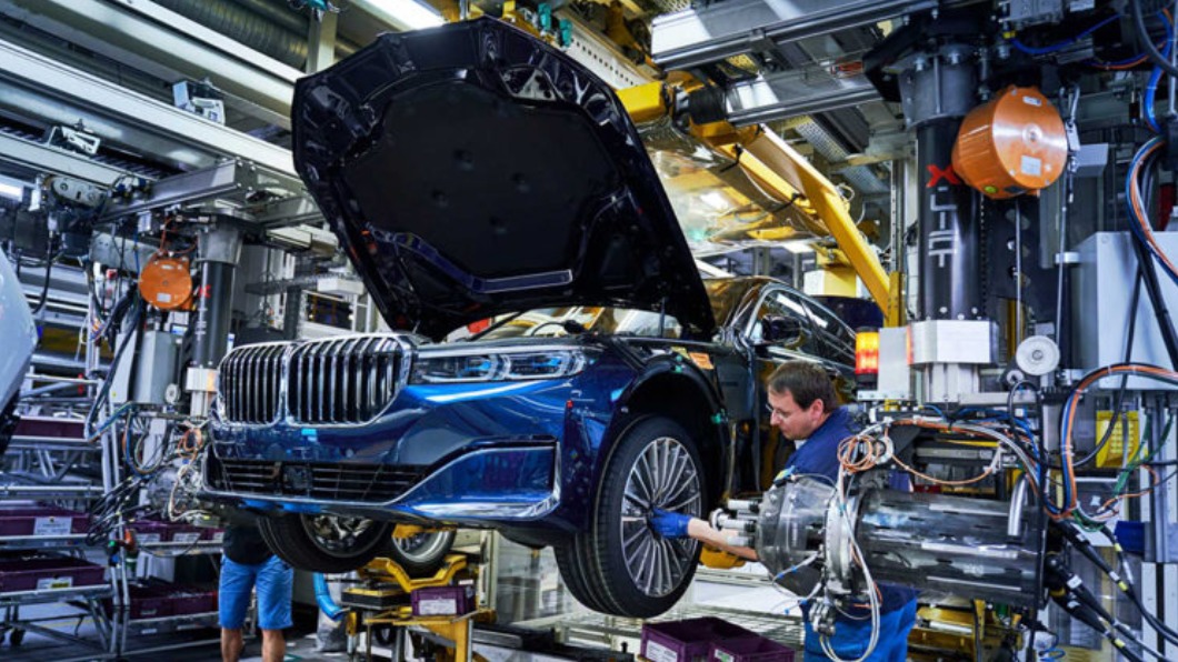 BMW最終V12車型,M760i xDrive起價為200,000 美元(約合台幣560萬元), 交車隨車附贈一個專屬紀念碑。(圖片來源/BMW)