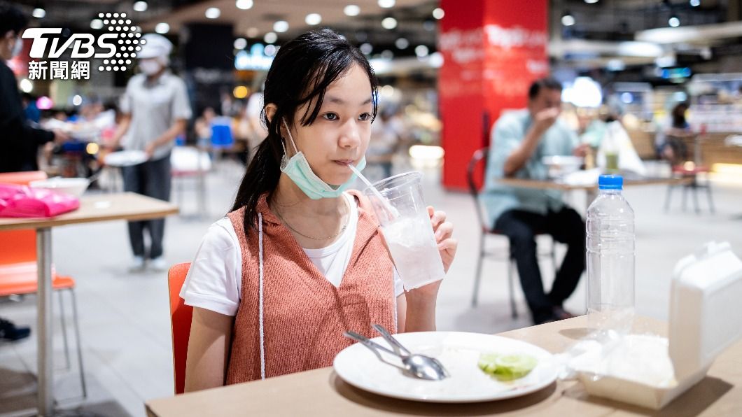 疫情期間，口罩成民眾必備物。（示意圖／shutterstock達志影像）