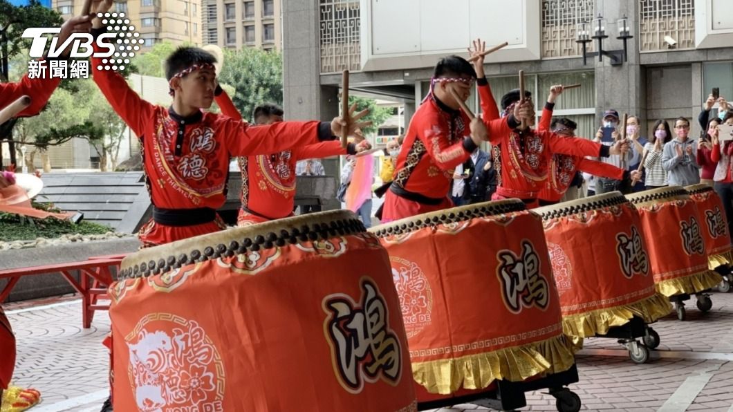 初一早上10點飯店大門口更安排「戰鼓喧天」與「祥獅跳樁」表演。(圖/台北喜來登提供)