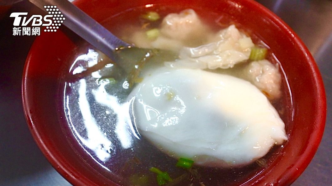 餛飩蛋包湯。(圖/TVBS)