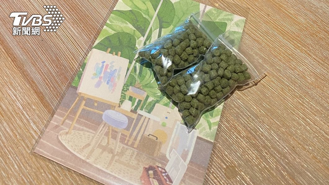 提供明信片和魚飼料。（圖／TVBS）