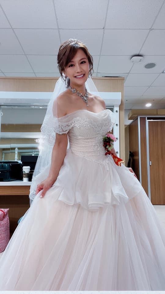 苗真真實人生結了婚又離婚。(圖/翻攝自苗真臉書)