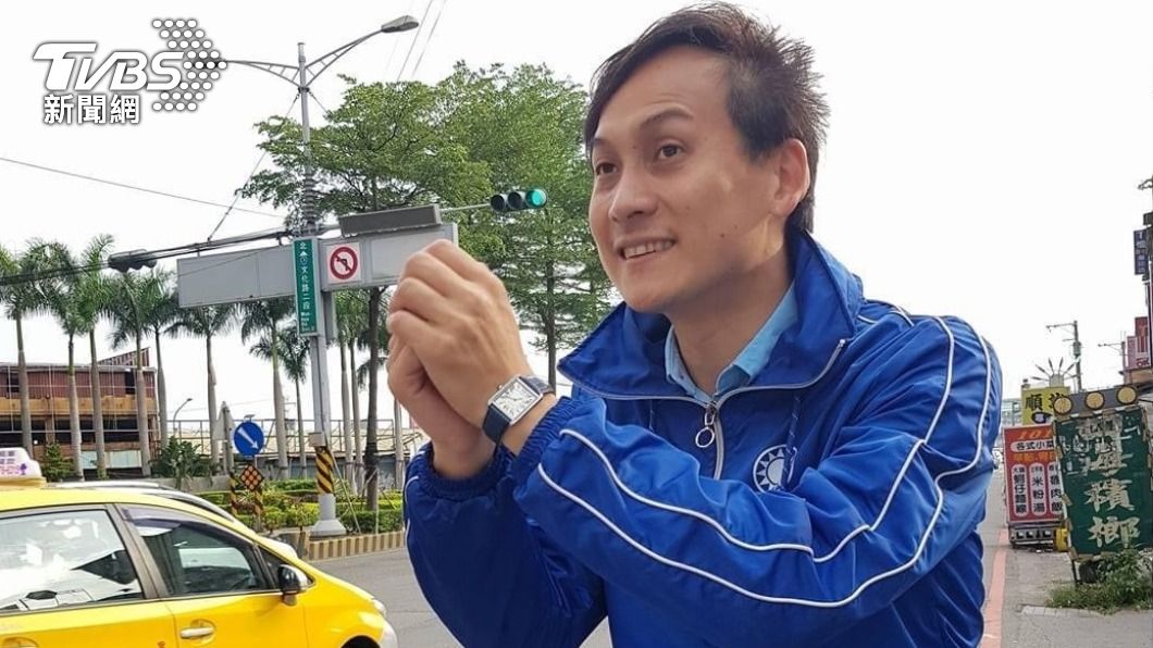 民眾指控板橋區有巷弄原本有畫紅線、道路重鋪後疑似消除，導致車輛長期停車，引發新北市議員葉元之關切交通安全。 (圖/翻攝葉元之臉書）