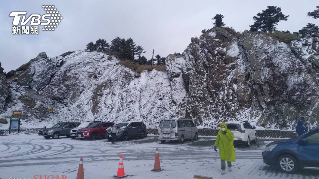 一片銀白世界!東北季風+水氣 合歡山突降冰霰夾雪