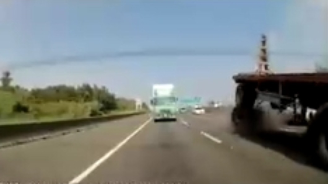 整輛曳引車差點失控。(圖/翻攝自記者爆料網)