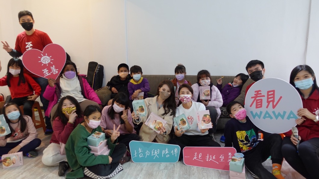 孩子們看到連靜雯、黃露瑤相當開心。(圖/楠軒工作室提供)