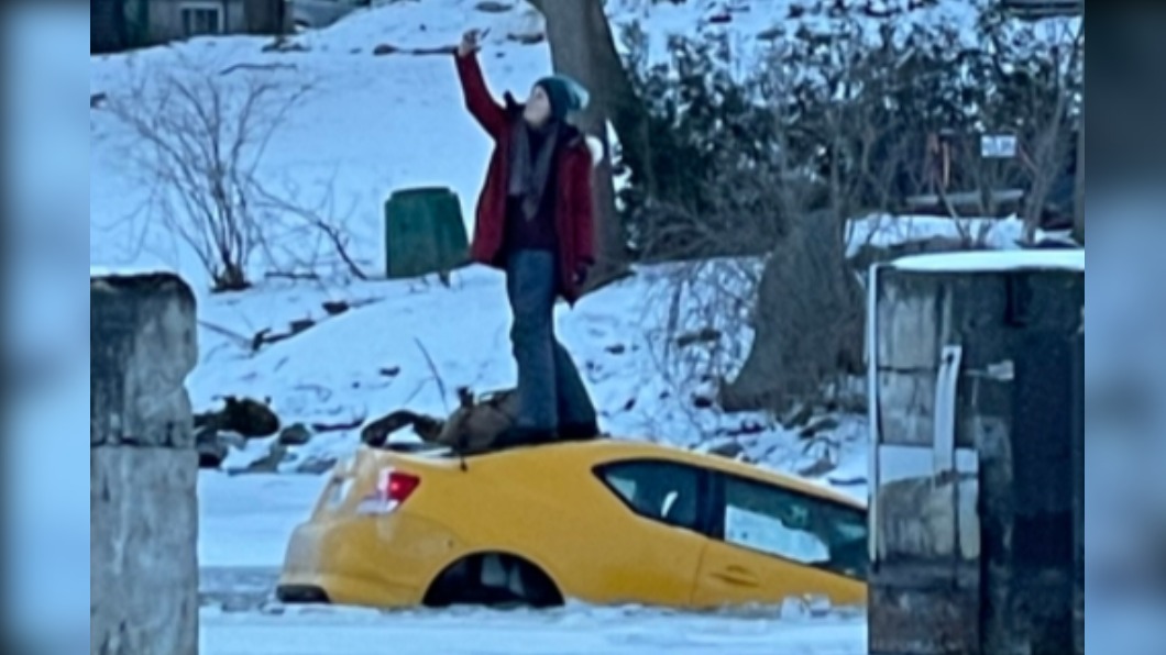 車子快沉河裡!女第一件事先爬車頂自拍 救助民眾看傻眼