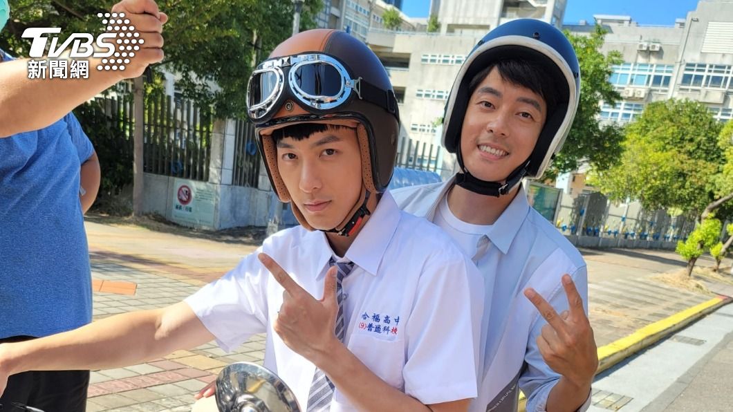 岳軒騎檔車載宥勝,不小心把他摔出車外。(圖/TVBS)