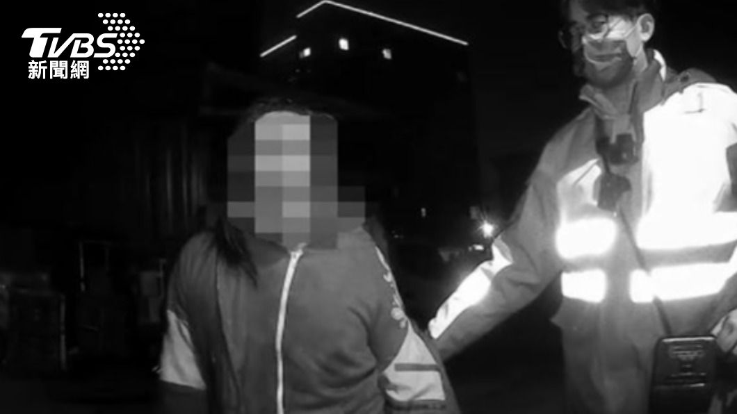 警方將人依現行犯逮捕。(圖/TVBS)