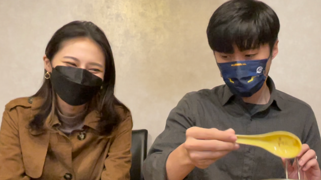 賴品妤、曾玟學教大家DIY糖葫蘆。(圖/TVBS)