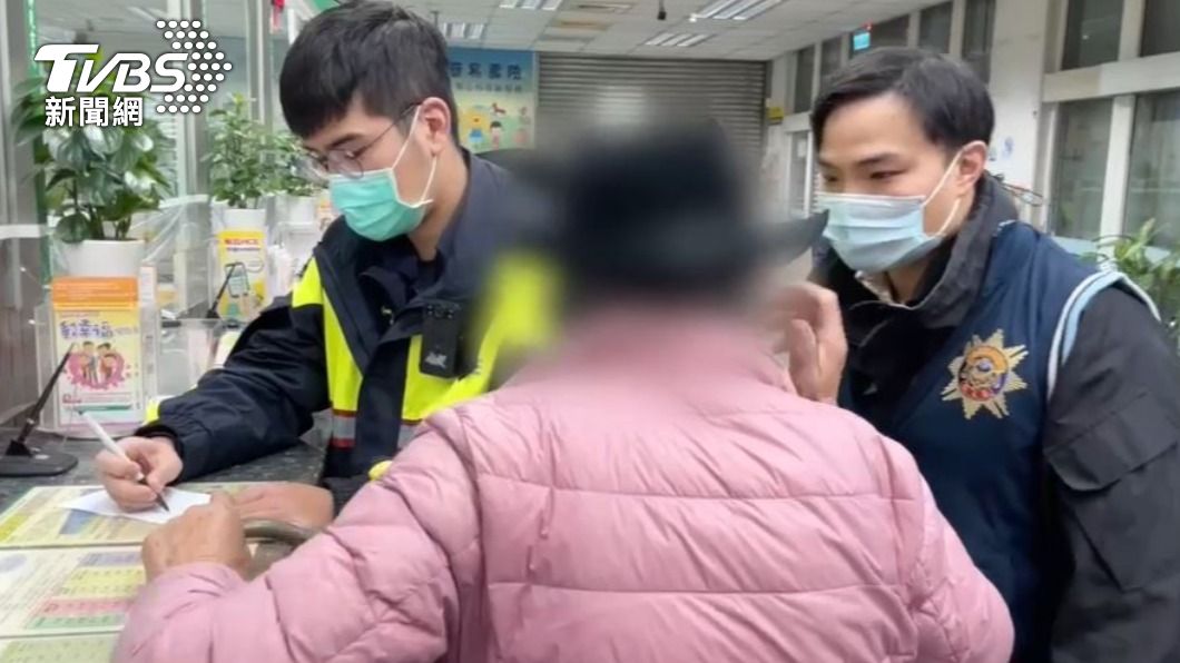 員警見狀緊急勸說攔阻。（圖／TVBS）