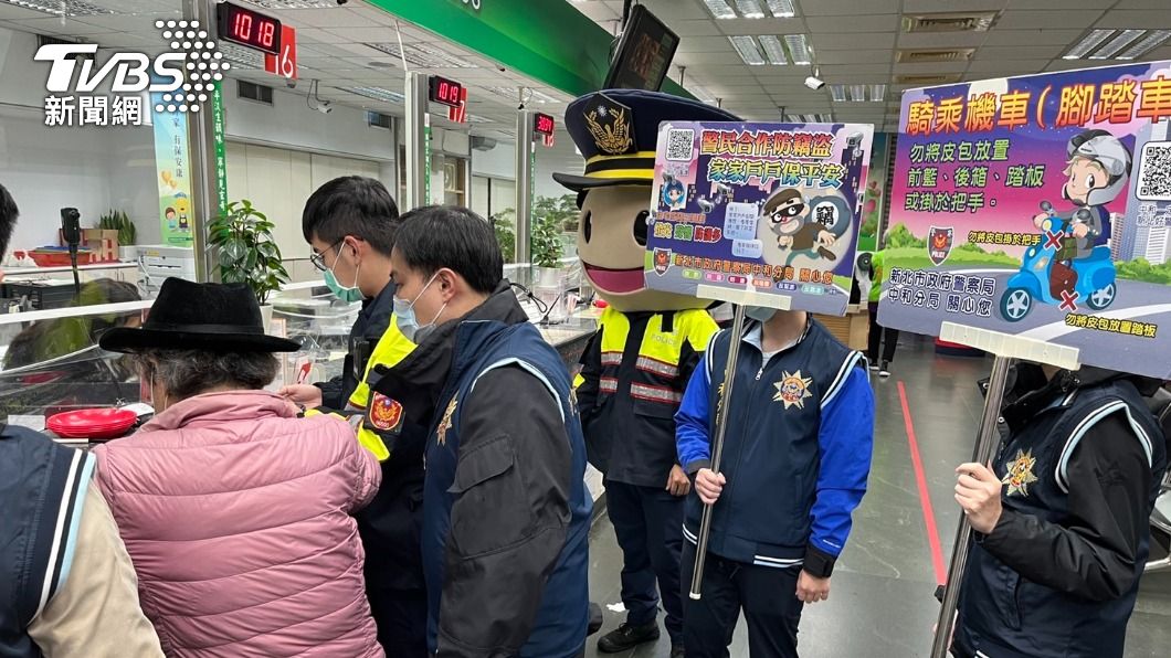 新北市中和分局員警，剛好在郵局進行反詐騙宣導。（圖／TVBS）