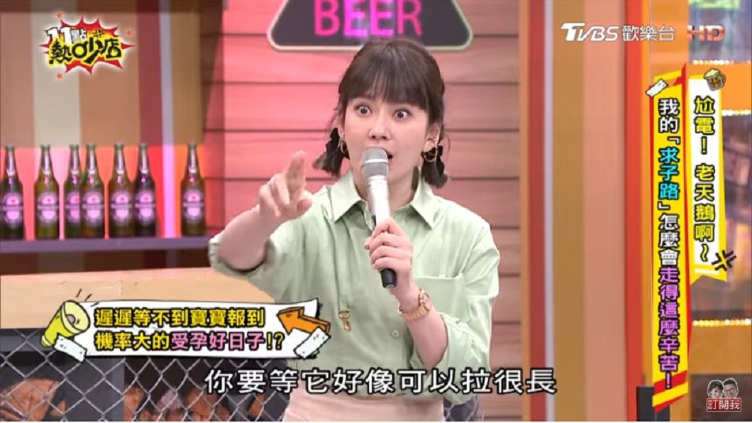 Melody在節目上分享一個神秘手勢。(圖/TVBS)