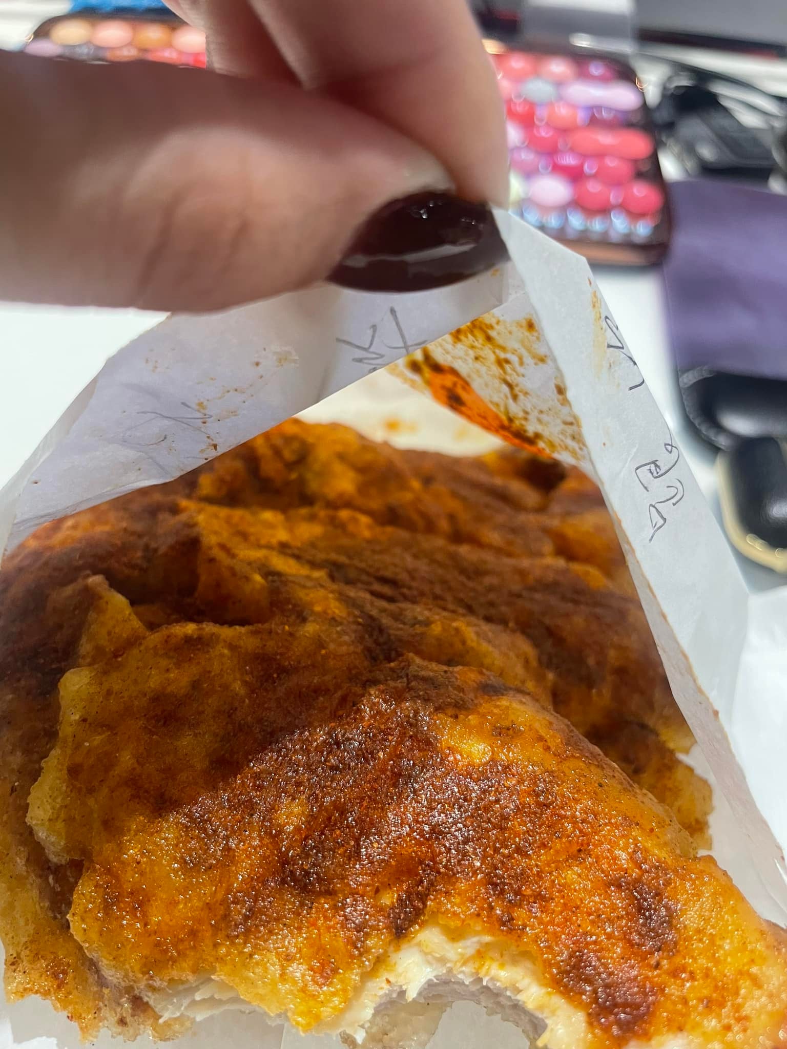 原PO點的雞排被撒滿辣粉。(圖/翻攝自爆廢公社)
