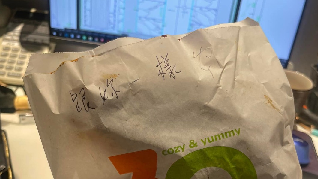 正妹點雞排「跟我一樣辣」!下秒嗨翻:謝謝老闆看得起我