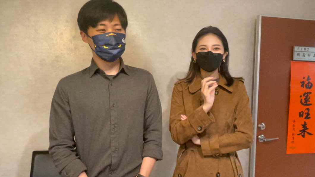 賴品妤、曾玟學教大家DIY糖葫蘆。(圖/TVBS)