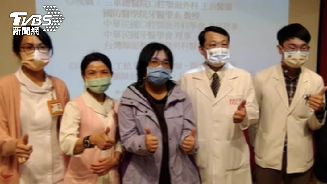許小姐與三總醫療團隊。(圖/TVBS)