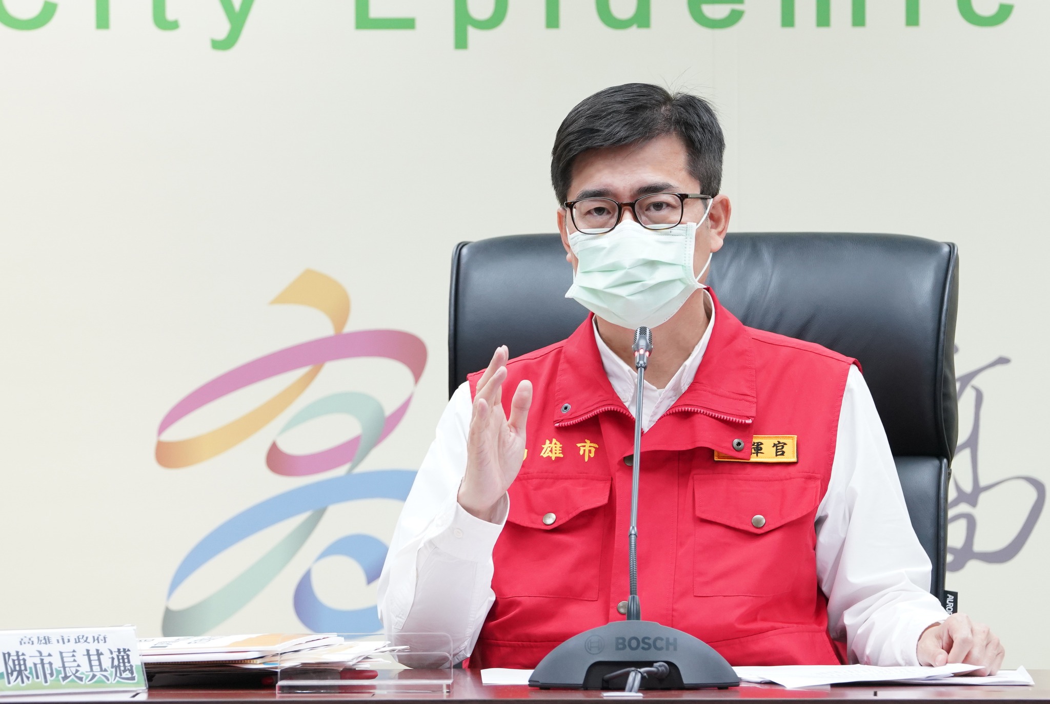 陳其邁指出,診所群聚案3人確診,潛伏期非常短,才1天感染就發病。(圖/翻攝自陳其邁臉書)