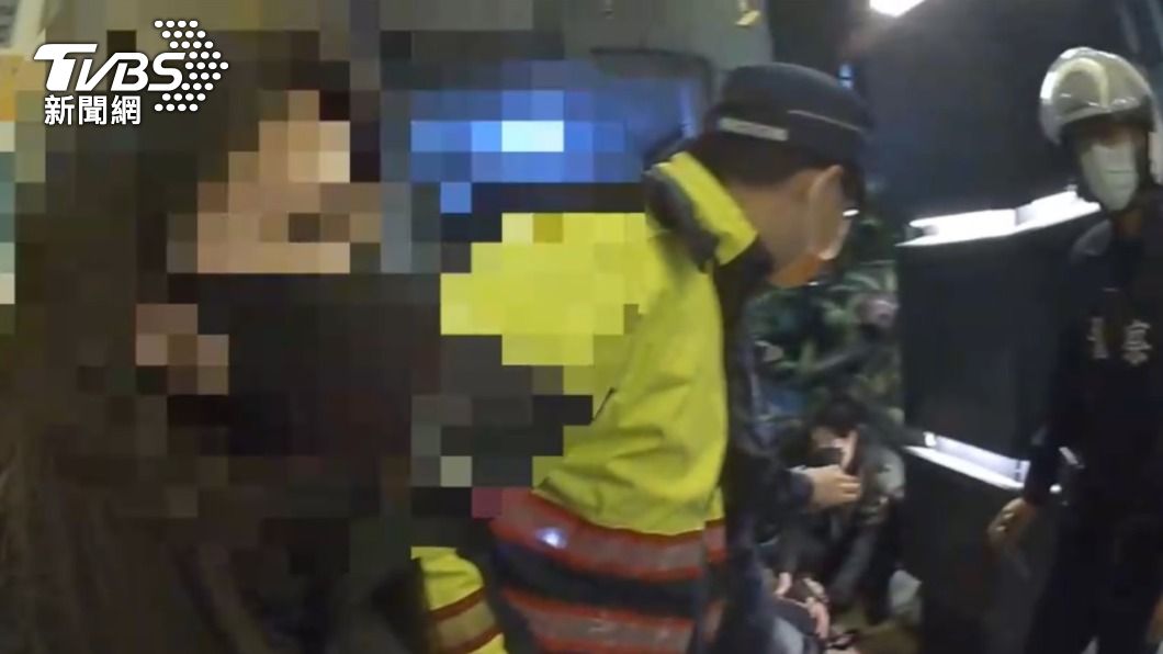 警方將行兇的吳女帶回派出所偵訊。(圖/警方提供)
