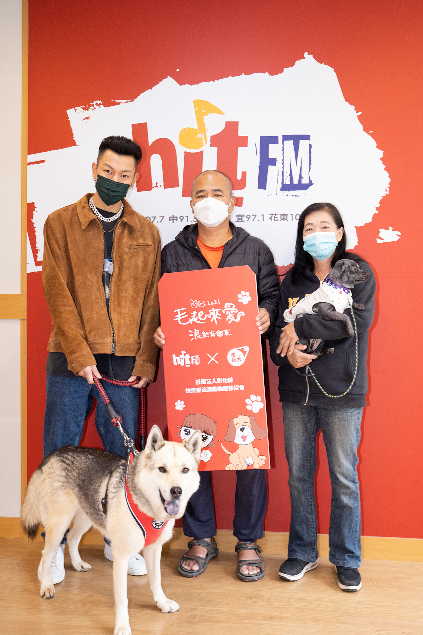 瘦子E.SO（左）開心與浪浪「哈哈」再次相見，感動這次募款破千萬。（圖／Hit Fm聯播網提供）