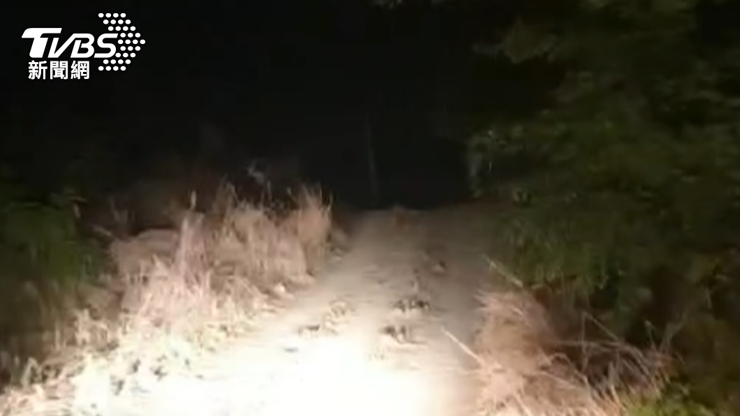賭場藏身於山區墓園旁,進入須經過產業道路,並由交通車接送。(圖/警方提供)